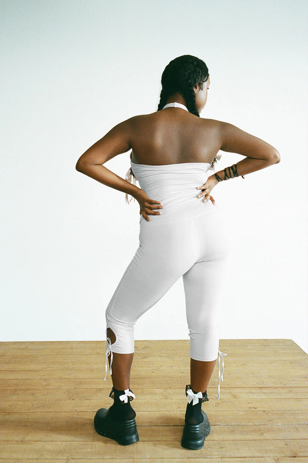 Warm Up Cutout High Waist Capri Pants - Icy Gray - Image 4